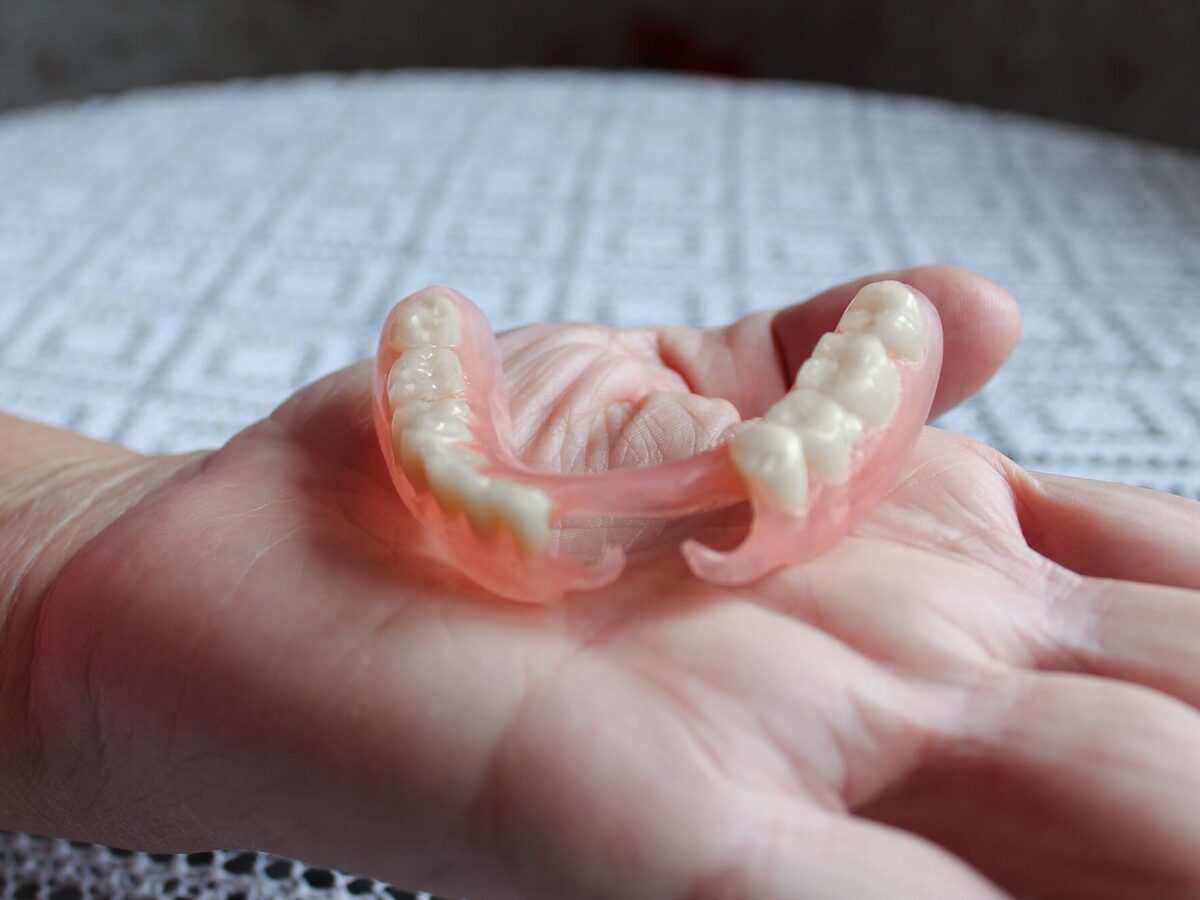 Protezy nylonowe – czym się różnią od akrylowych?