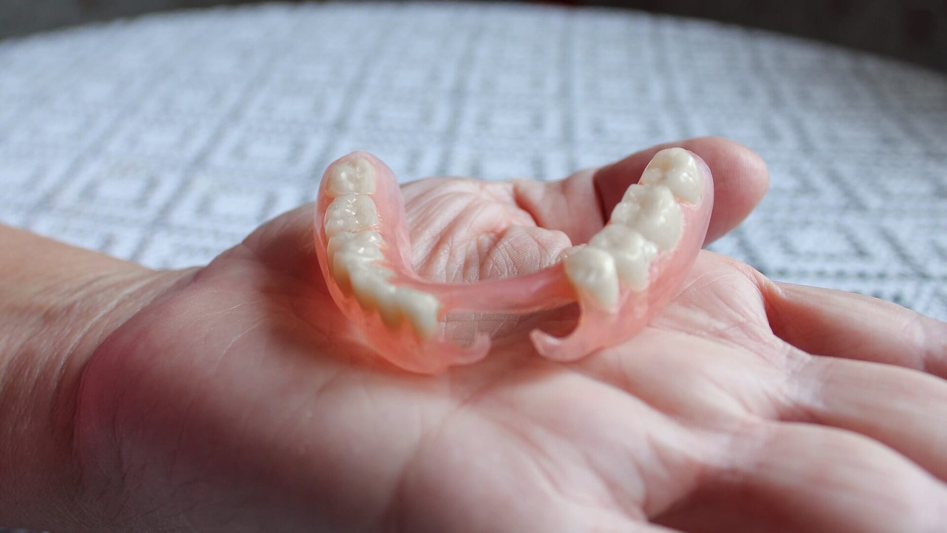 Protezy nylonowe – czym się różnią od akrylowych?