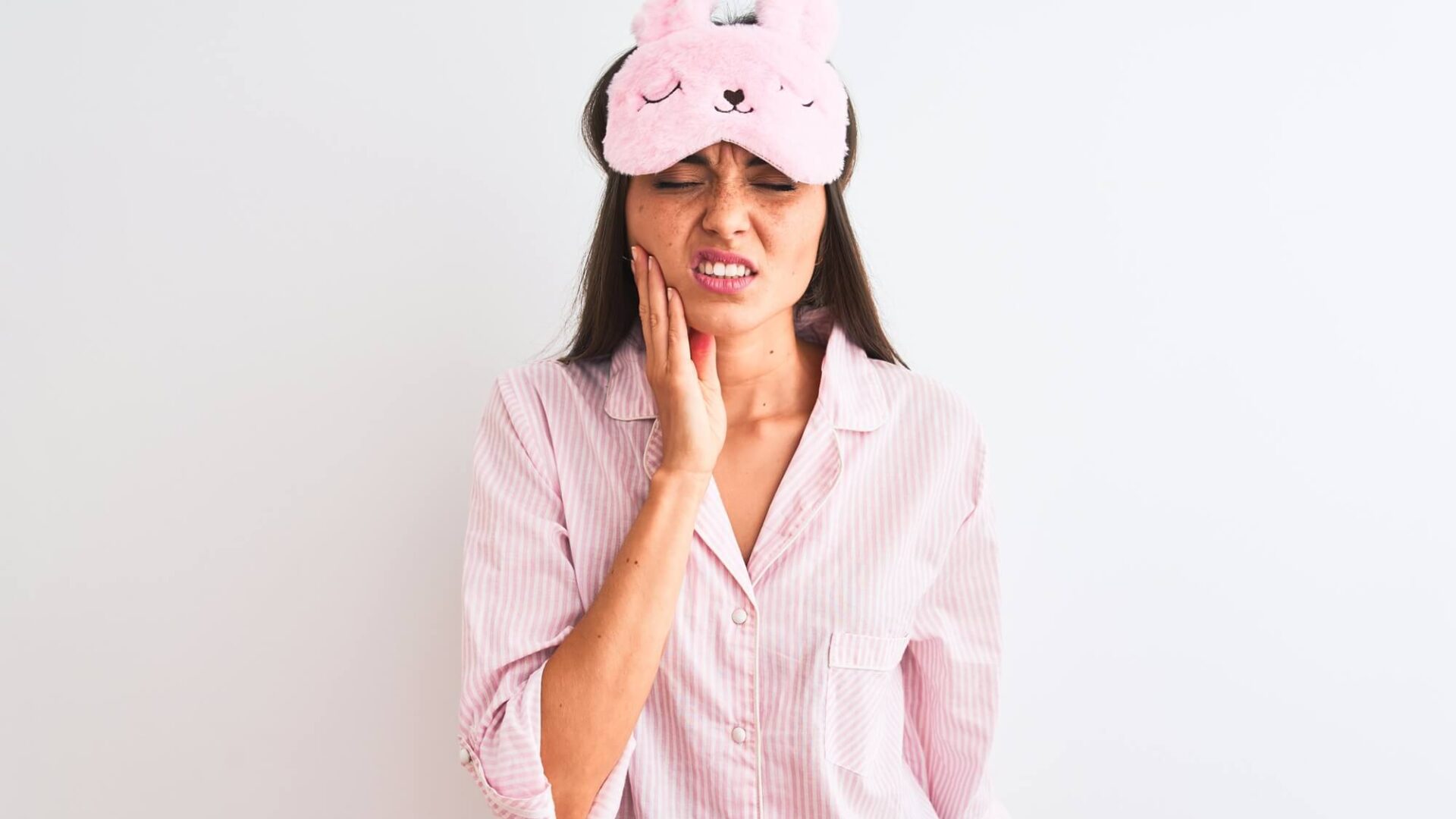 Ból zęba tylko w nocy – co może oznaczać?