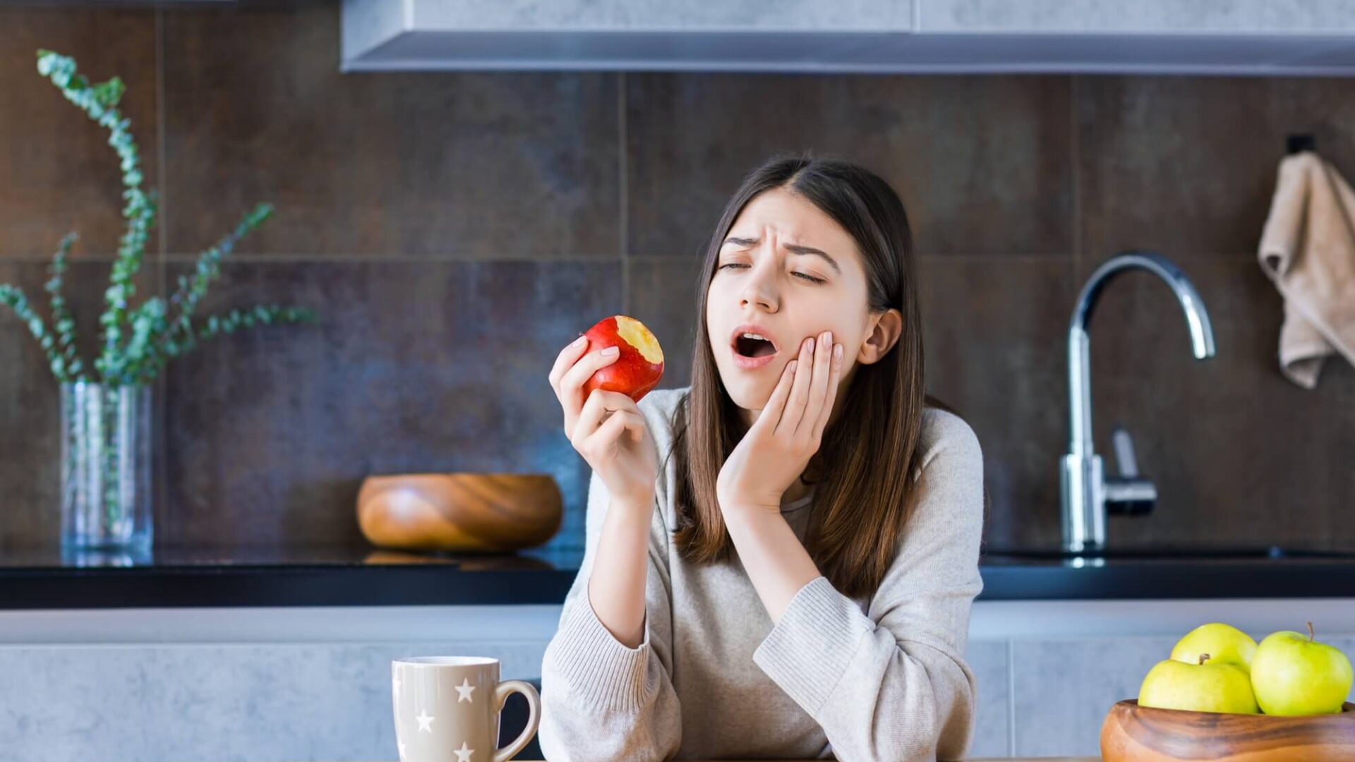 Co zrobić, gdy ząb boli tylko przy nagryzaniu?