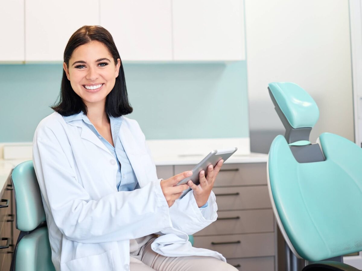 Dlaczego protetyka nie jest tylko dla osób starszych?