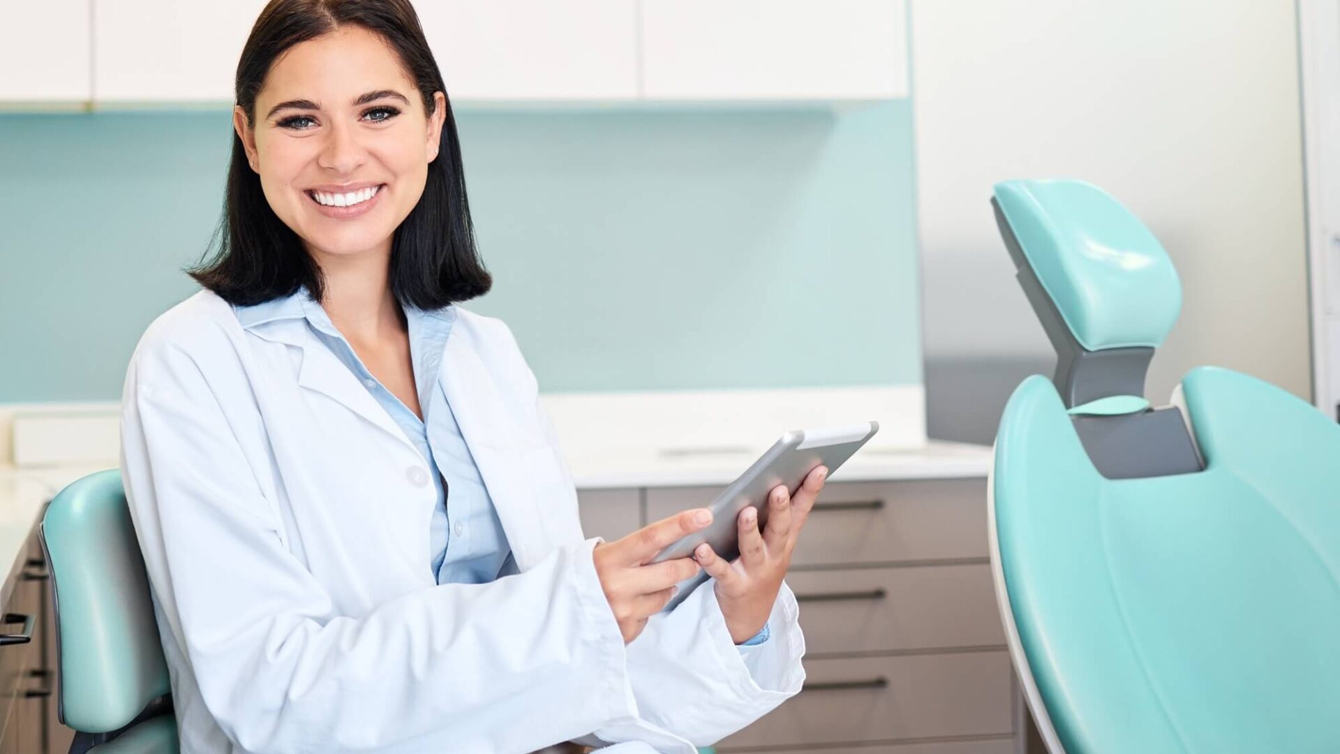 Dlaczego protetyka nie jest tylko dla osób starszych?