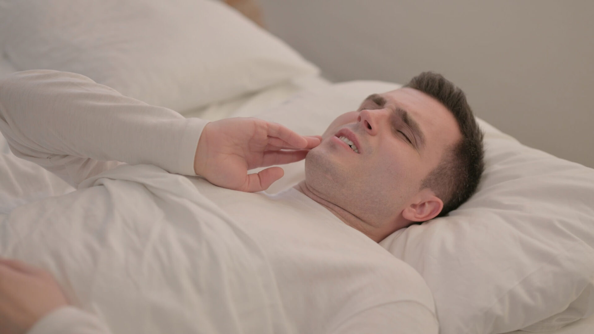 Dlaczego ząb może boleć bez widocznej dziury?