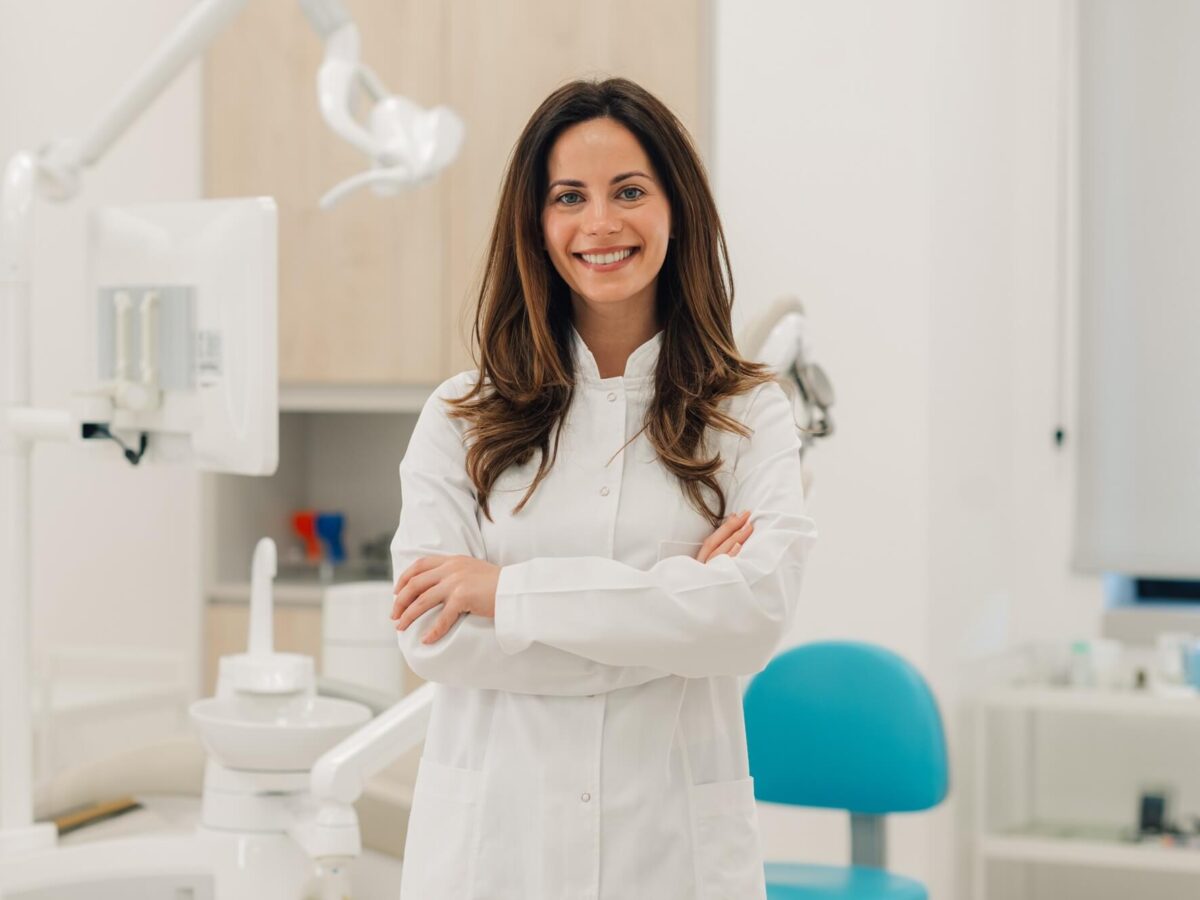 Dobry dentysta – po czym pacjenci naprawdę poznają, że trafili właściwie?